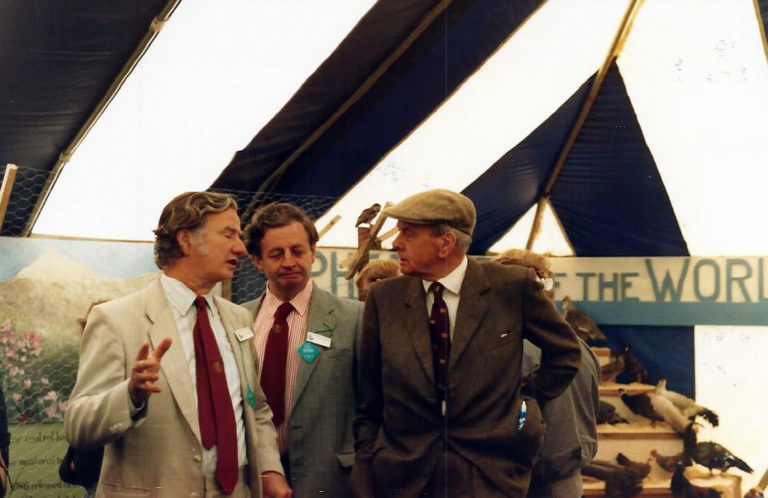 Keith Howman y Tim Lovel conversando con el duque de Devonshire